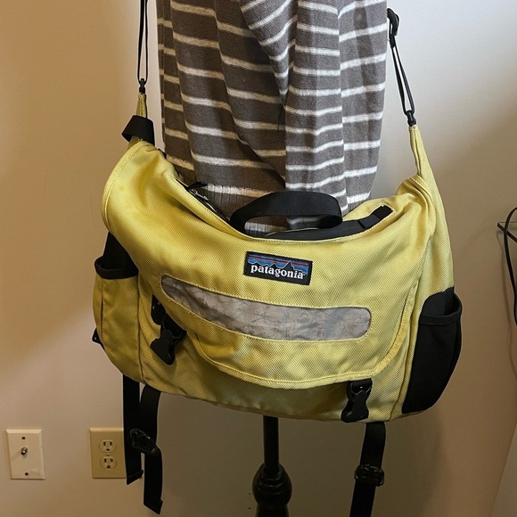 PATAGONIA- Half Mass Messenger Sling Bag Laptop Crossbody- vintage - Picture 2 of 8
